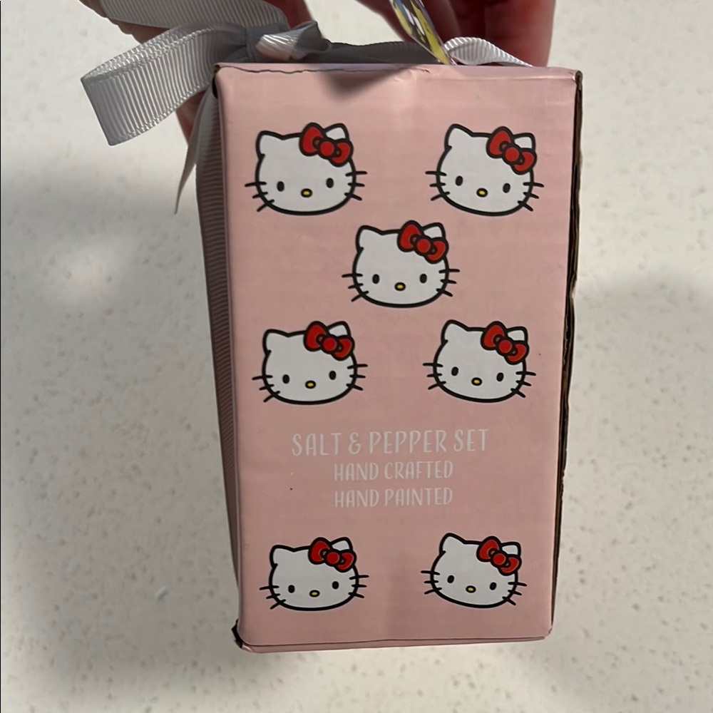 HELLO KITTY HEART EYES RAINBOW Salt & Pepper Shakers NWT - Picture 6 of 8